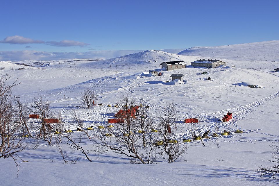 Die Fjällhütten liegen eingebettet in eine atemberaubende Bergkulisse