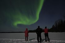 Ein Nordlicht über uns bei der Übernachtung an der Wildnishütte