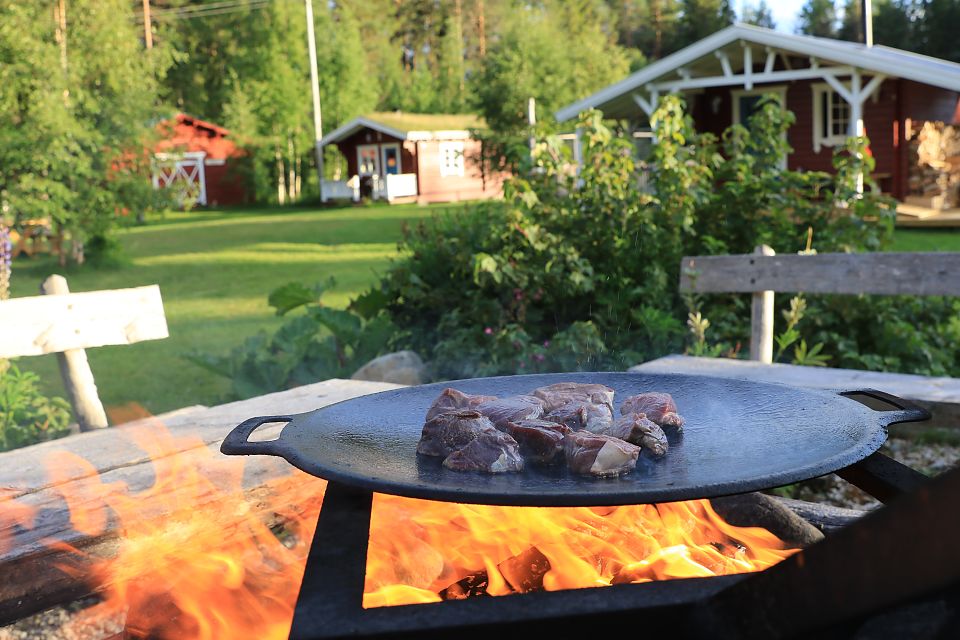 Auf der Huskyfarm - über dem Feuer brutzelt Elchfleisch