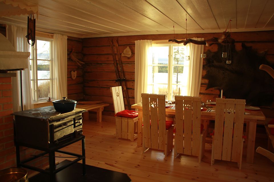 Blick in die gemütlich-urige Wildnishütte