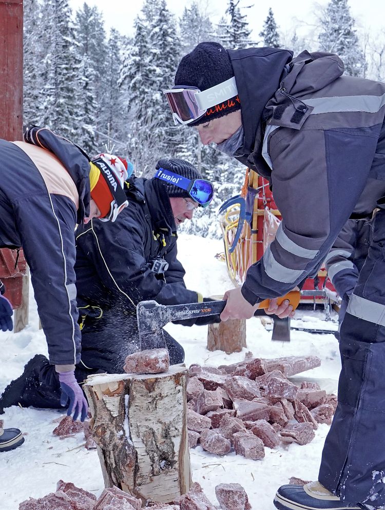 Auf den Touren gibt es immer etwas zu tun. Wir bereiten das Futter für die Huskys vor.