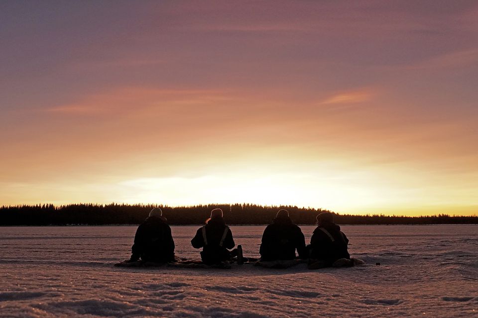 Gemütlich im Schnee sitzend beobachten wir, wie die Sonne den Abendhimmel feuerrot einfärbt