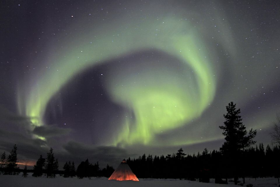 Über uns tanzen die Nordlichter während unserer Nacht am Lavvu