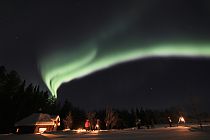 Ein Polarlicht tanzt über den Nachthimmel